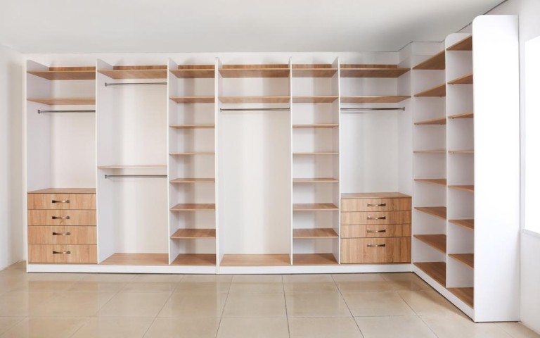 Conception de dressing sur mesure et astuces d'aménagement intérieur