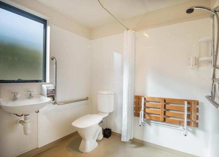 Salle de bains PMR, quel équipement choisir près de Montataire ?